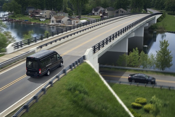mua-xe-ford-transit-2021-tra-gop